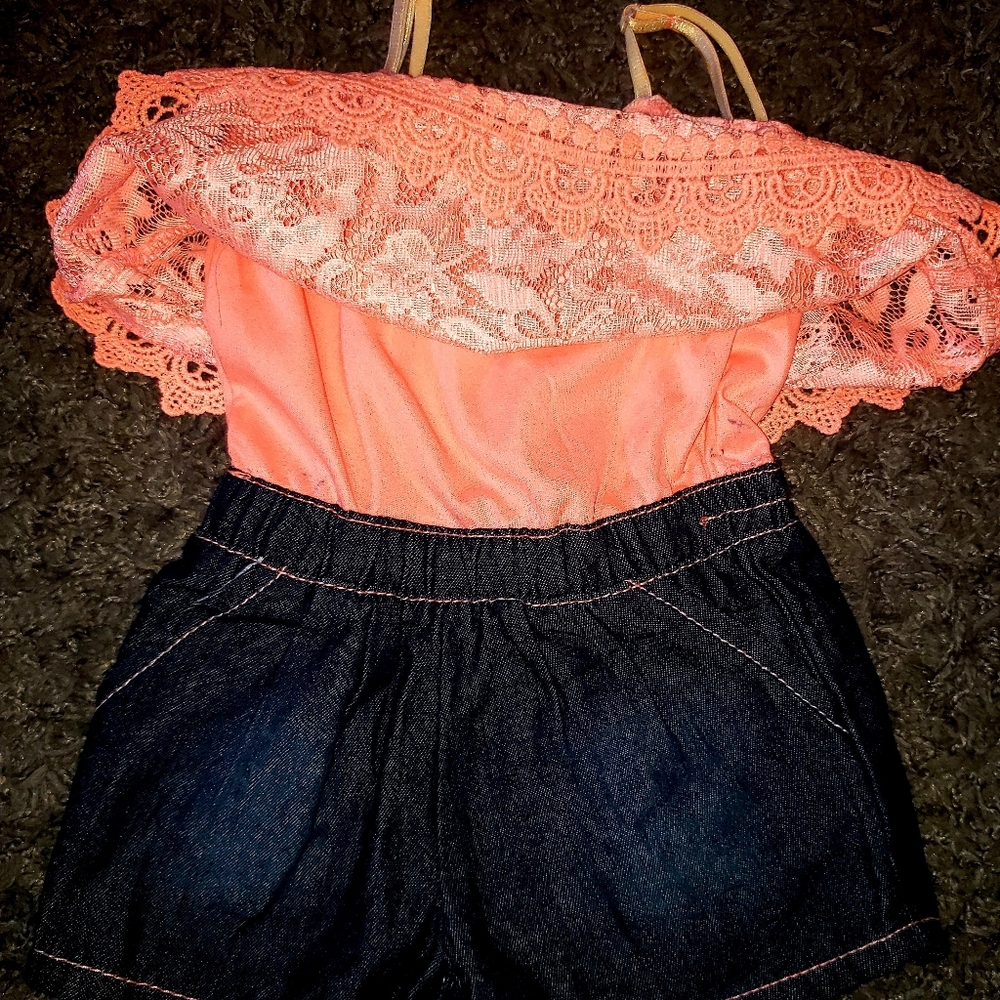 2 Rompers button snaps for easy pamper changes. - Picture 4 of 16